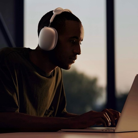 Apple AirPods Max in Elegant White with Case - Picture 5 of 9